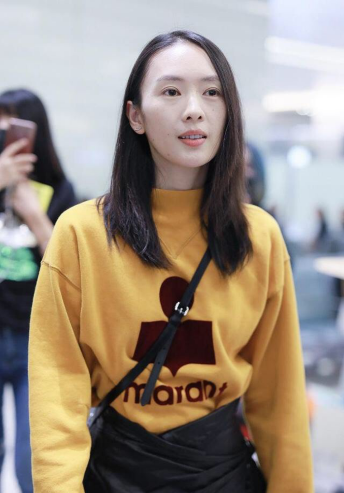 童瑶素颜没有章子怡的雀斑,但驼着背赘肉横生,也没有巨星气场