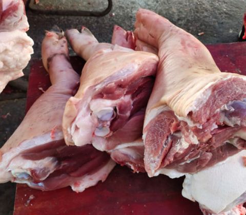 买猪蹄只挑大的就错了肉贩说漏嘴牢记这3点猪蹄新鲜肥美