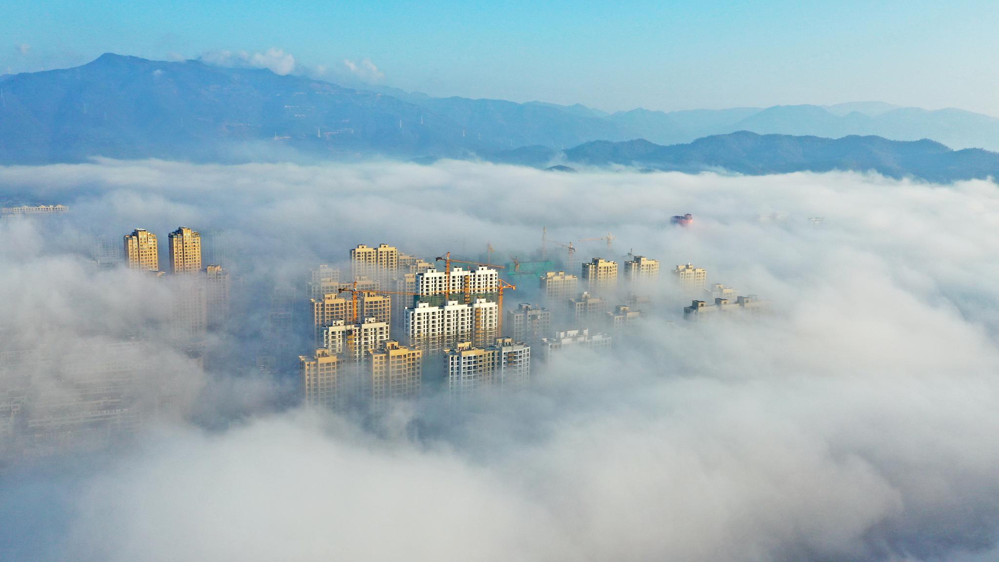 月  日,雨后初晴,仙居县城云雾缭绕,高楼建筑若隐若现,宛如人间仙境