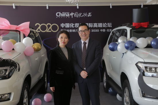 图为爱微纳北京科技有限公司创始人李中祥与《中国化妆品》杂志社董事