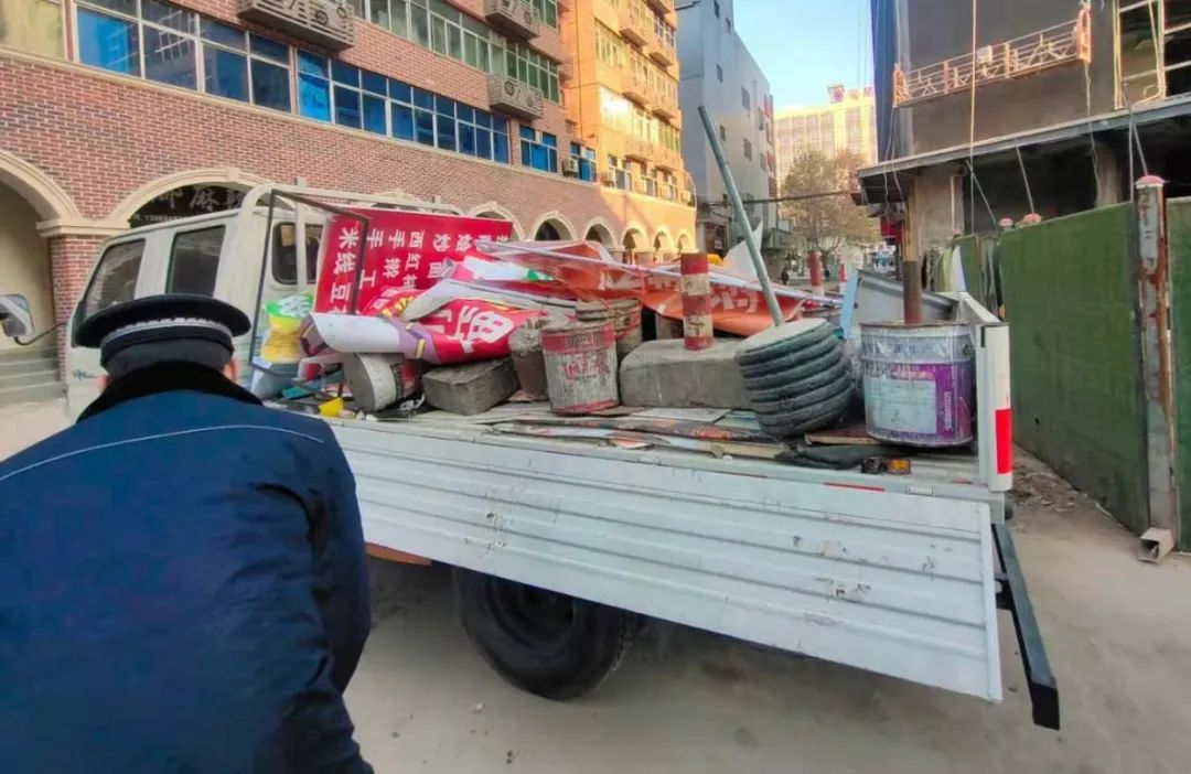 一个小石墩,成了市民安全大患!渭滨城管:搬!