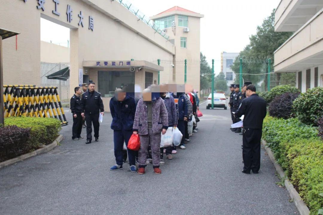 桂阳公安顺利完成看守所建所以来人数最多的一次投牢押解任务!