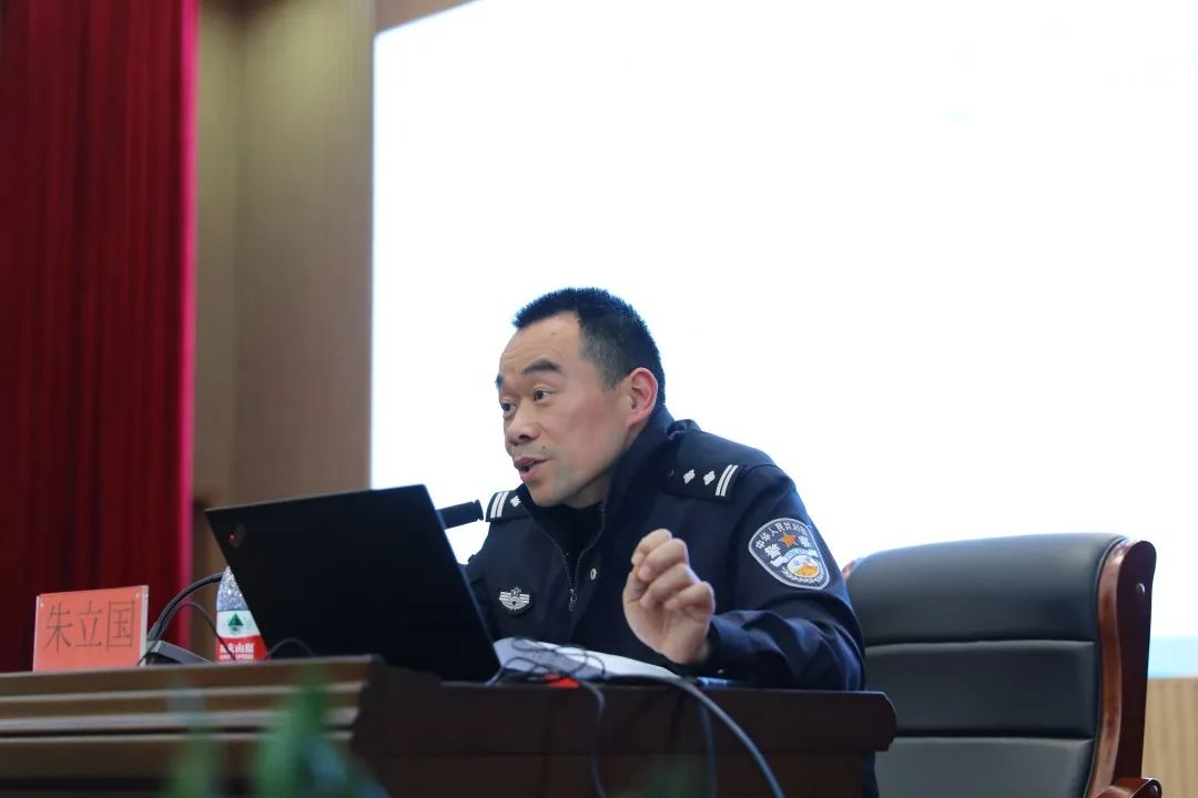 市教育局党委副书记刘有文部署教育系统校园安全工作.