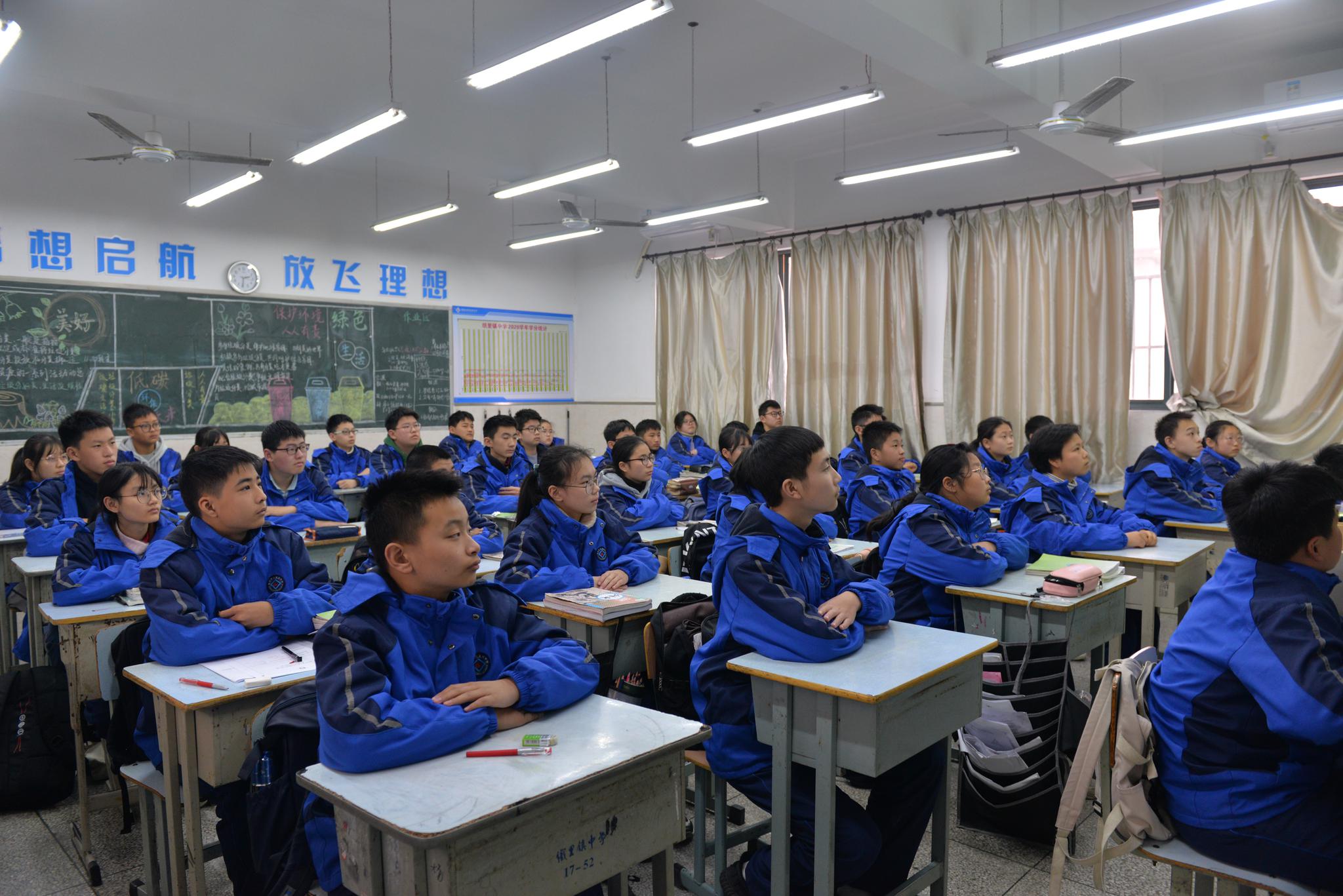 12月24日,湖州织里消防救援大队走进辖区织里镇中学开展"消防教育进