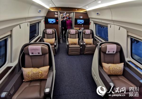 成渝高铁首开复兴号动车组 成都到重庆1小时直达