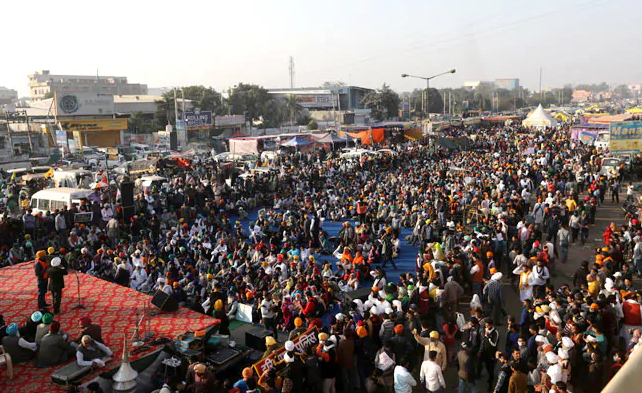 街头聚集的抗议者 图自印媒