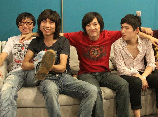 车祸现场越听越"香",粉丝:真上头|gala乐队|追梦赤子心|跑调_新浪新闻