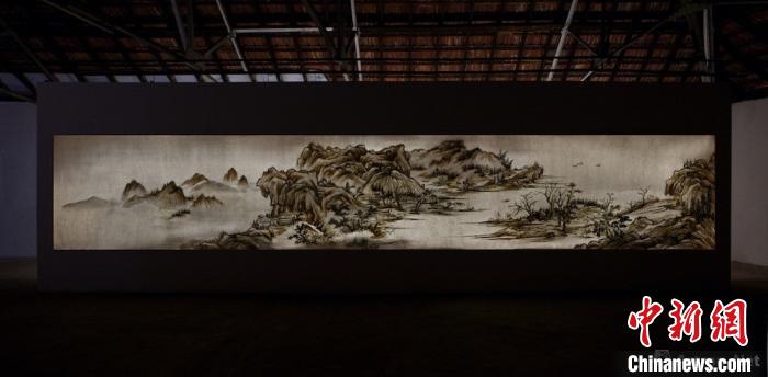 中国艺术家徐冰作品《背后的故事系列之溪山无尽图》 2014。艺术家工作室供图