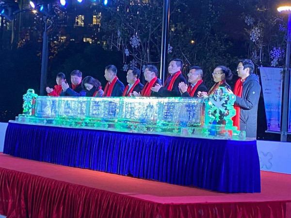 图说:“上海白玉兰国际冰雪节”开幕式昨晚在上海白玉兰广场拉开帷幕。袁玮 摄(下同)