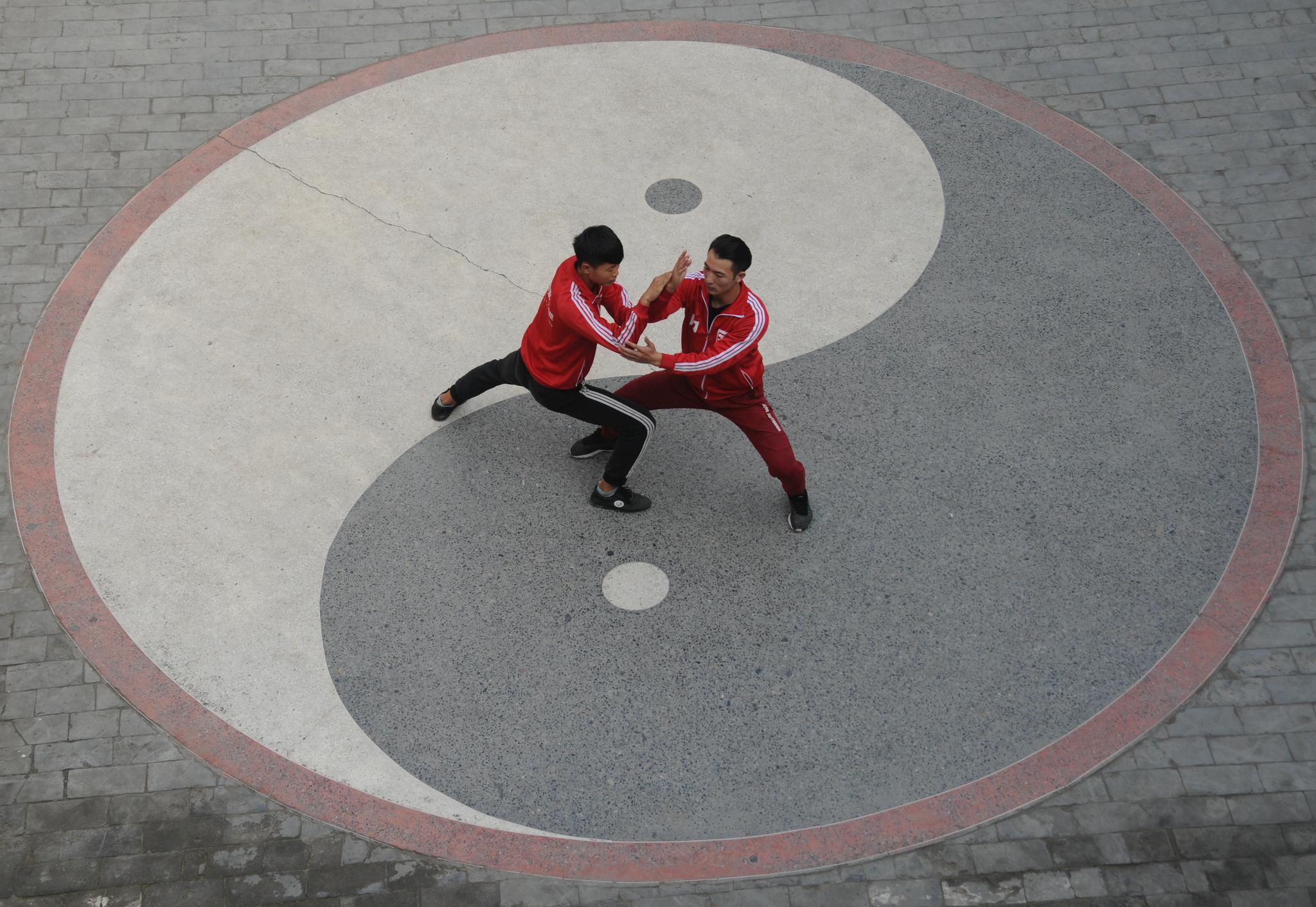 在河南省温县陈家沟,太极拳爱好者在练习中.