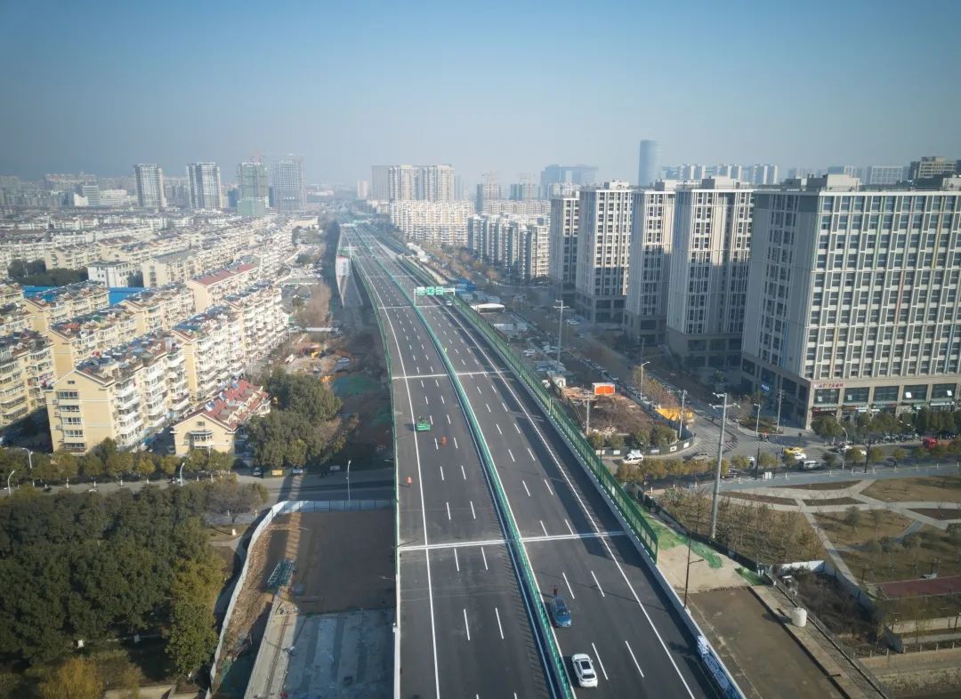 其与江北大道,上坝夹江大桥,八卦洲长江大桥以及绕城公路组成的南京绕