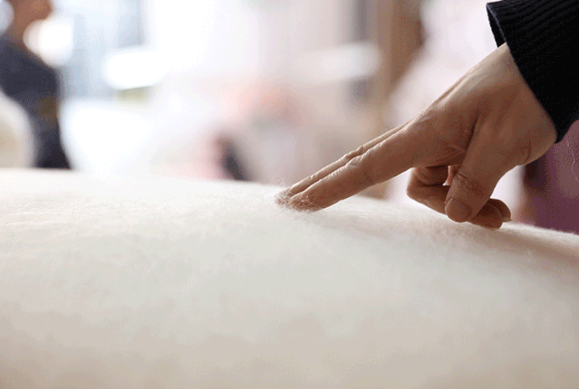 抗寒零下10度蚕丝制成轻薄保暖而且穿在身上很贴身,触感非常丝滑.