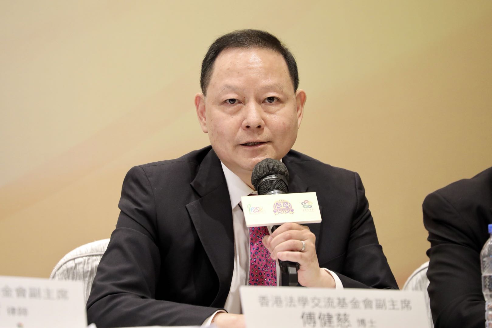 香港前特首梁振英若黎智英逃离香港法官要负责吗