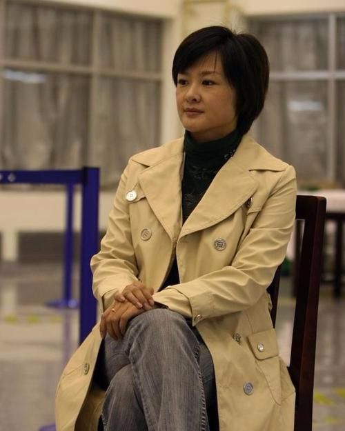 李小萌素面朝天和屏幕上差别很大央视出来的老了也很普通