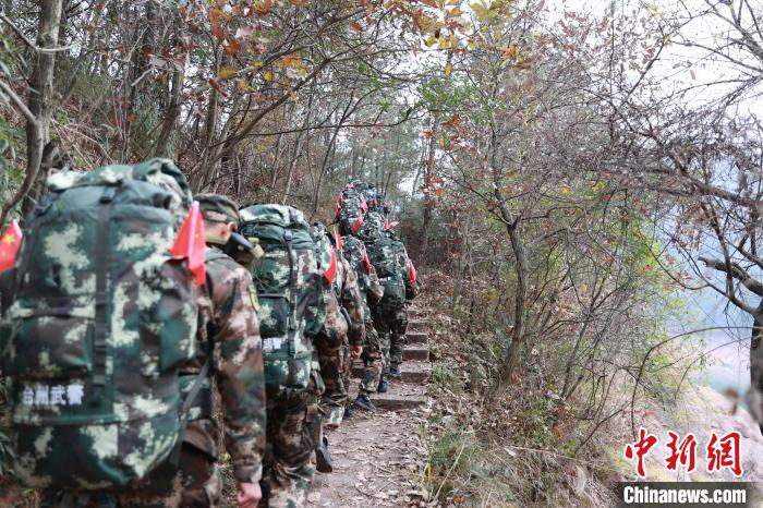 武警新兵寒冬拉练路加钢淬火战五味