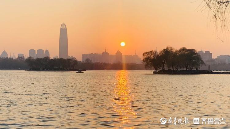 情报站|济南大明湖落日余晖映照湖面,泛起波澜起伏的金色光芒|大明湖