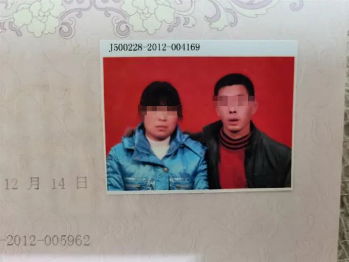 2012年12月14日，刘某会（左）和蒋某银的结婚登记照。