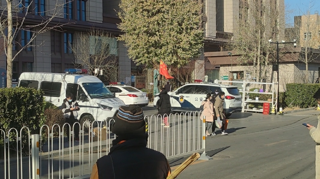 奥北科技园20号楼内陆续有员工走出.