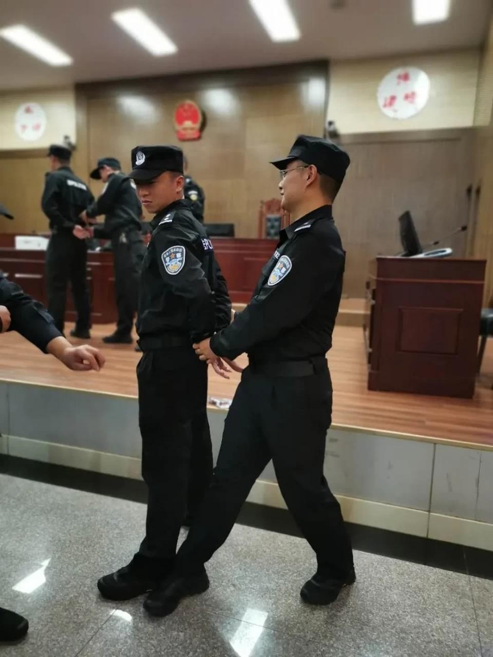 庭审背后,为他们的默默付出鼓劲|疫情|安保|法警_新浪新闻