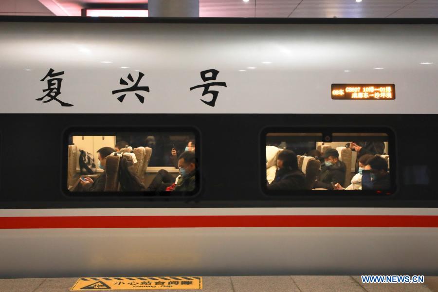 (201224) -- CHENGDU, Dec. 24, 2020 (Xinhua) -- Photo shows passengers on the Fuxing high-speed train G8607 bound for Shapingba Railway Station in southwest China's Chongqing, at Chengdu East Railway Station in southwest China's Sichuan Province on Dec. 24, 2020. On Thursday morning, with G8608 and G8607 trains respectively pulling out of Chongqing Shapingba Railway Station and Chengdu East Railway Station, the Fuxing CR400AF trains plying on the railway linking Chengdu, capital of Sichuan Province, and Chongqing Municipality were officially put into operation at a speed of 350 km/h, reducing the travel time to about one hour. Each day, 87.5 pairs of the trains are planned to run on the 299.8 km-long inter-city high-speed railway. (Xinhua/Xu Bingjie)