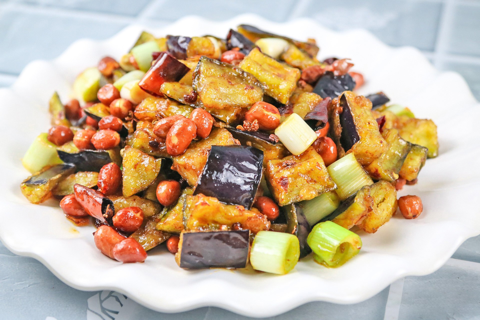 茄子又有新吃法大厨教你做一道宫保茄丁酸甜酥脆特别下饭