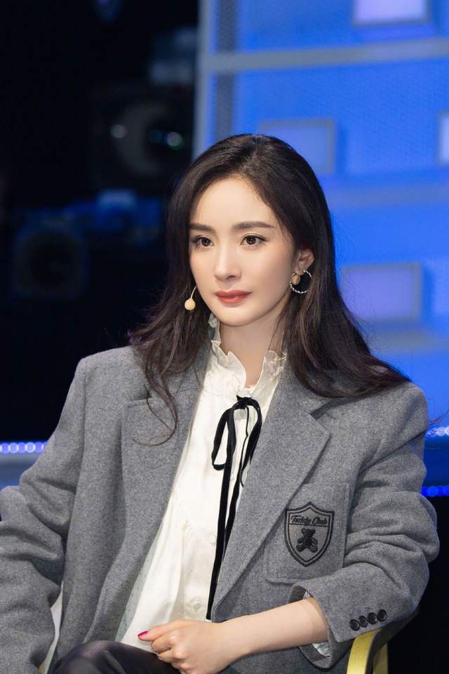 杨幂霸气上央视,穿学院风却是严格导师,与易烊千玺搭档太惊喜