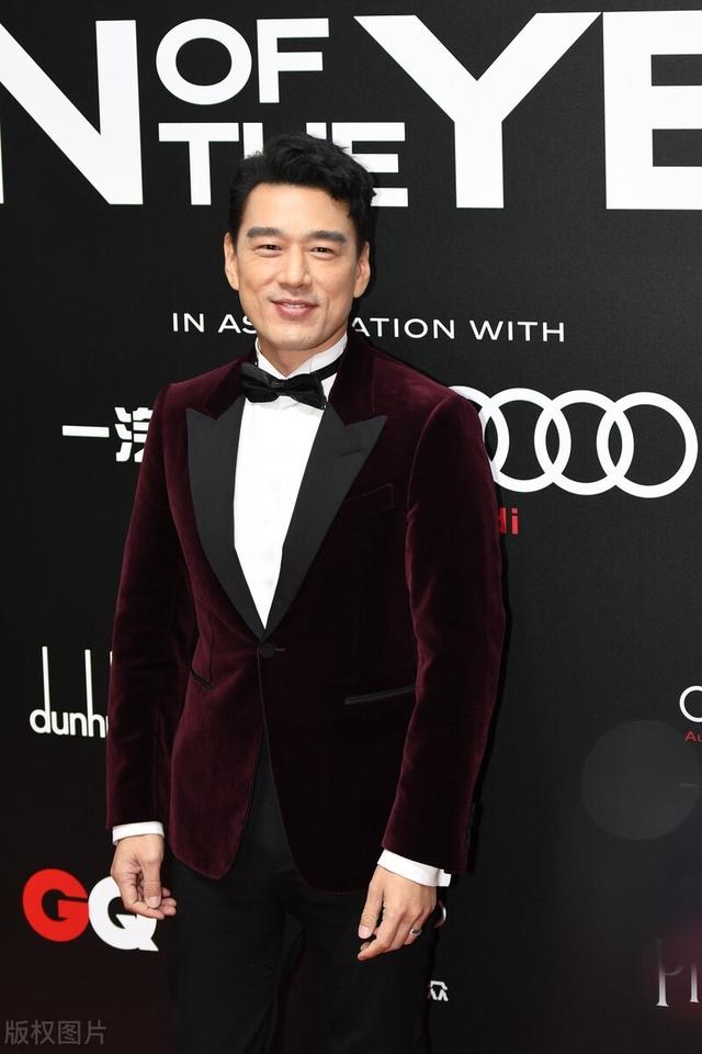 王耀庆一袭枣红色西装出席活动,"霸道总裁"笑起来依旧帅气