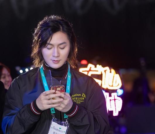 为了人气不顾形象?张大仙放狠话,粉丝破2000万女装cos夏洛特