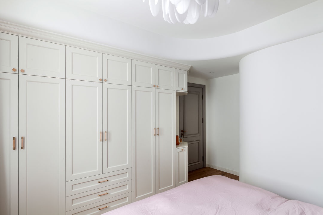 主卧与儿童房之间,建立曲线隔断墙.