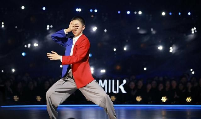 跟陈镇威合作的三位女舞者,目前都晋级八强,李艳超是夺冠的热门,首席