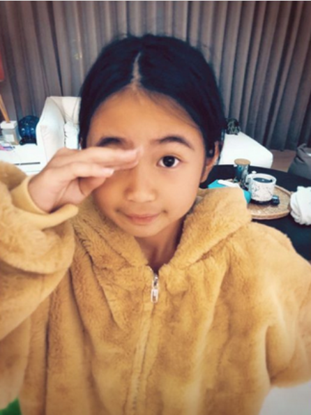 10岁曹华恩"开挂式"长大,扎马尾辫穿皮草秀美腿,时髦又贵气