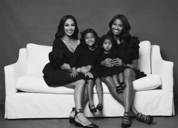 又是一年圣诞节瓦妮莎发2黑白照缅怀科比大女儿发文让人泪目