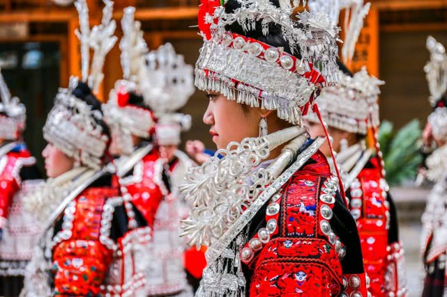 都说苗族女孩的酒不要喝,有位游客不听劝,喝完想回来都难休闲区蓝鸢梦想 - Www.slyday.coM 都说苗族女孩的酒不要喝,有位游客不听劝,喝完想回来都难休闲区蓝鸢梦想 - Www.slyday.coM