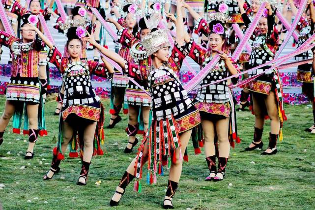 都说苗族女孩的酒不要喝,有位游客不听劝,喝完想回来都难休闲区蓝鸢梦想 - Www.slyday.coM 都说苗族女孩的酒不要喝,有位游客不听劝,喝完想回来都难休闲区蓝鸢梦想 - Www.slyday.coM