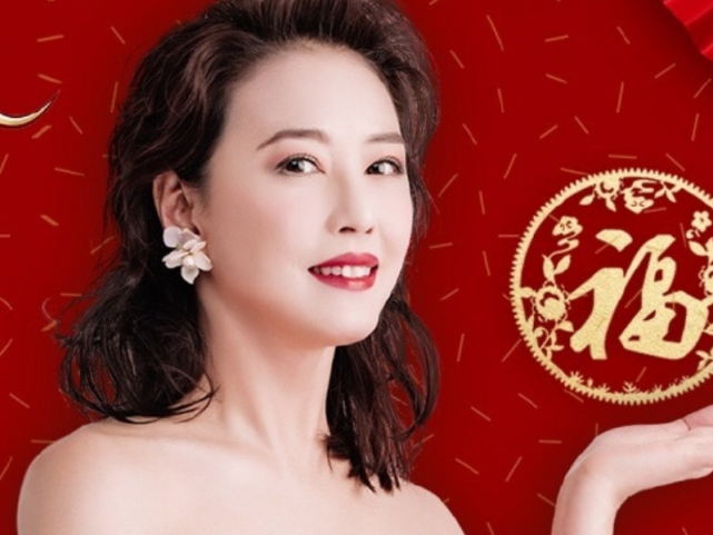 54岁周海媚越老越年轻,五官精致皮肤状态惹人羡,重回颜值巅峰