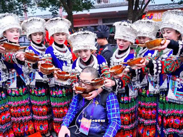 都说苗族女孩的酒不要喝,有位游客不听劝,喝完想回来都难休闲区蓝鸢梦想 - Www.slyday.coM 都说苗族女孩的酒不要喝,有位游客不听劝,喝完想回来都难休闲区蓝鸢梦想 - Www.slyday.coM