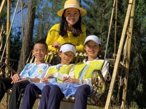 安徽卫视一姐周群罕见晒娃,孩子身份引猜测,老公至今仍未露过面