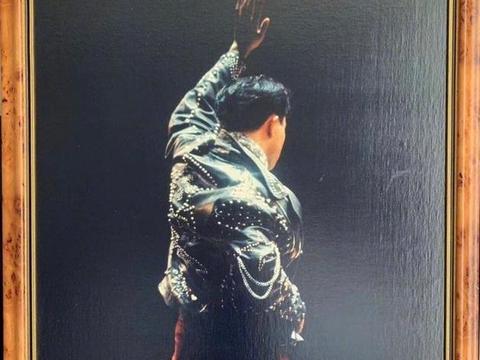 唐鹤德晒张国荣背影挂画,背面写满明星签名,一句10年惹人泪目