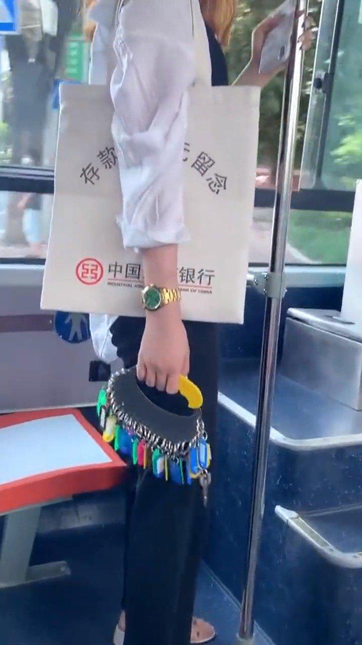 广东公交车上的收租婆手拎一串房门钥匙背着存款过亿的包