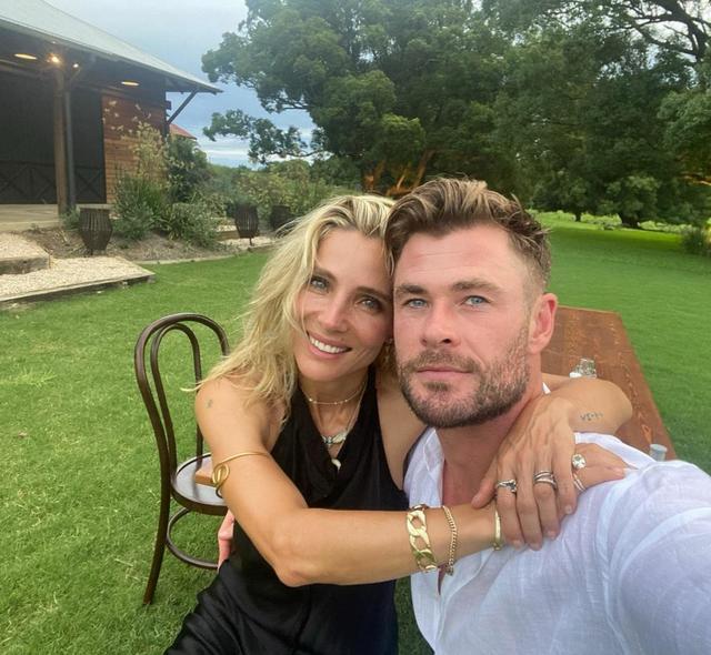 锤哥发文庆祝结婚十周年,锤嫂三胎后身材仍紧实,恩爱自拍超羡慕