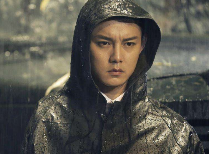 这部戏叫做《石头开花》之《最后的土房》,这部戏有是个故事,尹正是