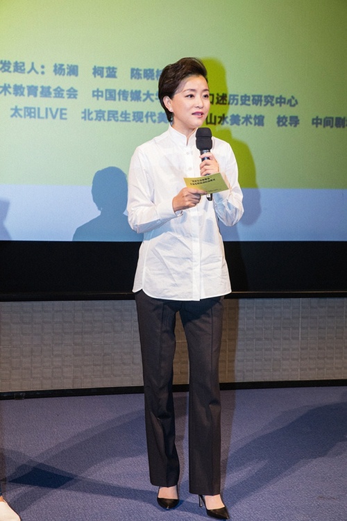 杨澜穿黑裙现身聚会,气质依然端庄,但老了也变得普通了