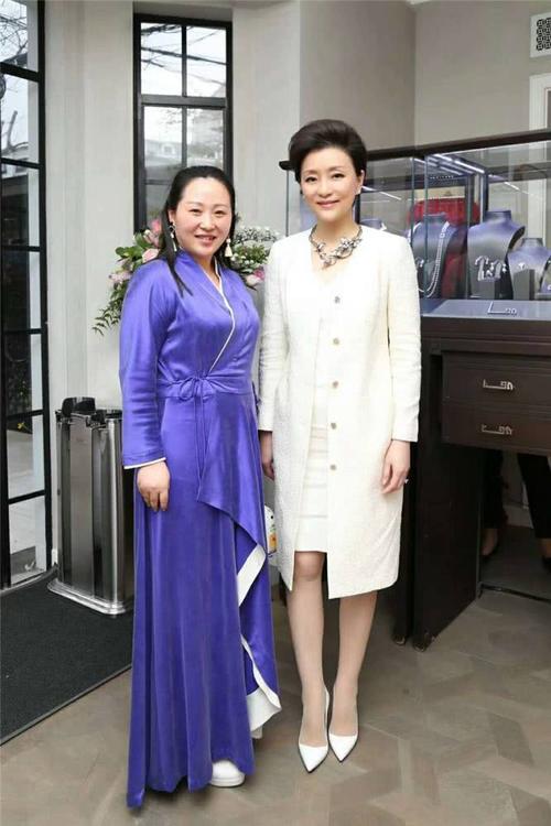 杨澜在身高方面也是占据的一定的优势,而且她的头发比较短,但是把额头