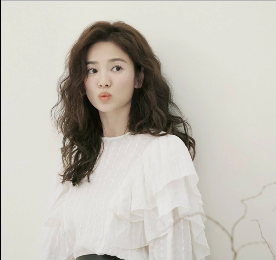 宋慧乔的这款海藻卷发发型不挑脸型,显发量显脸小增高,你烫了吗