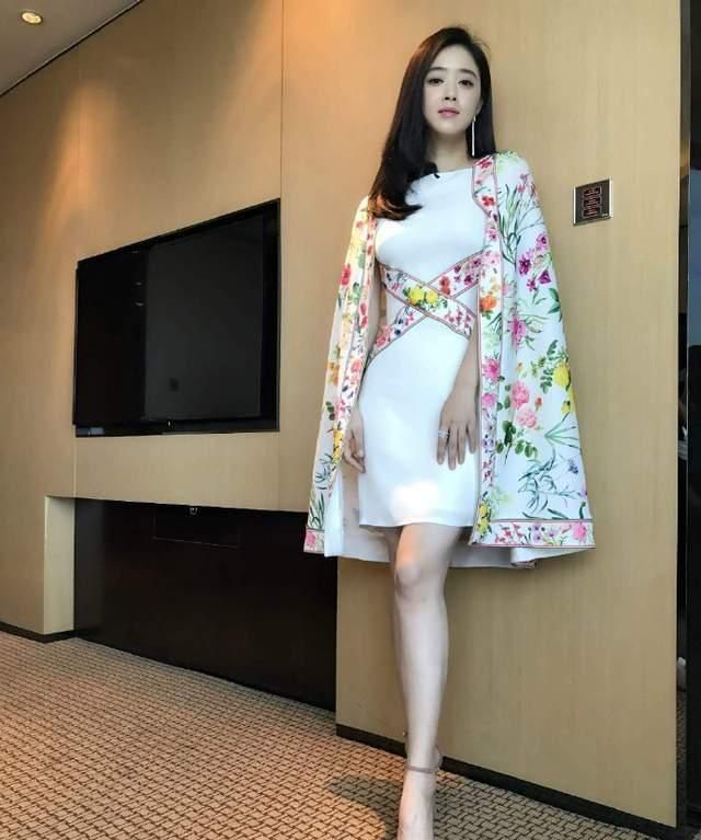 蒋欣原来也这么瘦过,大骨架穿黑连衣裙,也没有穿出“虎背熊腰”休闲区蓝鸢梦想 - Www.slyday.coM