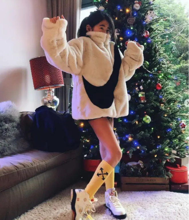 10岁曹华恩"开挂式"长大,扎马尾辫穿皮草秀美腿,时髦又贵气