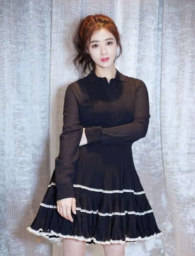 蒋欣原来也这么瘦过,大骨架穿黑连衣裙,也没有穿出“虎背熊腰”休闲区蓝鸢梦想 - Www.slyday.coM