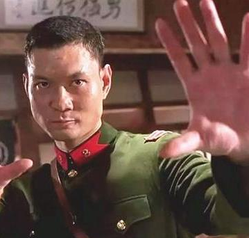 这不是《精武英雄》中被陈真(李连杰)怒打的日本军官藤田刚(周比利)么