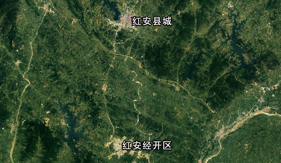 从卫星影像图上可以看到,红安经开区的建成区规模已经稍稍大于红安