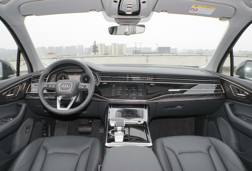 换上"三联屏",增配不加价,价值百万的奥迪q7又回来了